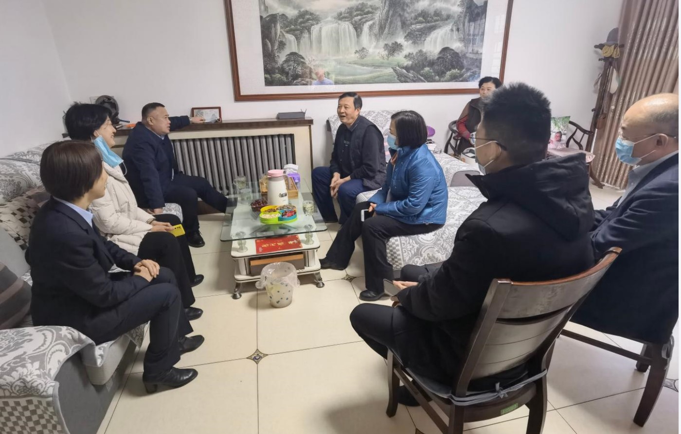 董事長一行走訪慰問困難家庭和退休老干部